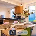 Large Modern 6 Bedroom House By Movida Group Short Lets & Serviced With Games *