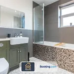 Nyaraló Large Modern 6 Bedroom House By Movida Group Short Lets & Serviced With Games
