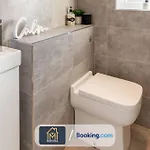 Large Modern 6 Bedroom House By Movida Group Short Lets & Serviced With Games Nyaraló Leeds