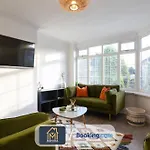 Nyaraló Large Modern 6 Bedroom House By Movida Group Short Lets & Serviced With Games Leeds