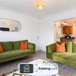 Large Modern 6 Bedroom House By Movida Group Short Lets & Serviced With Games Nyaraló Leeds
