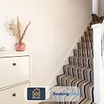 Nyaraló Large Modern 6 Bedroom House By Movida Group Short Lets & Serviced With Games *