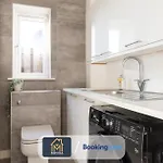 Nyaraló Large Modern 6 Bedroom House By Movida Group Short Lets & Serviced With Games Leeds