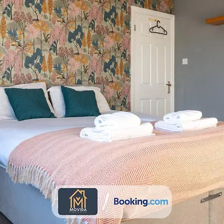 Movida Modern: 6-bedroom House With Games * Leeds (West Yorkshire)