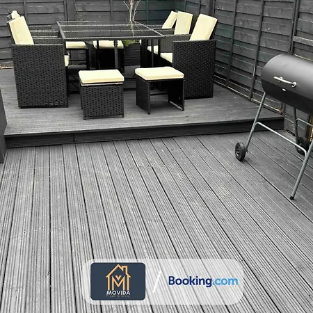 Semesterbostad Large Modern 6 Bedroom House By Movida Group Short Lets & Serviced With Games *