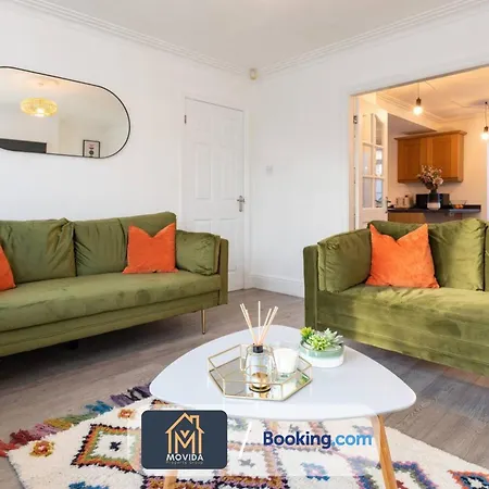 Large Modern 6 Bedroom House By Movida Group Short Lets & Serviced With Games