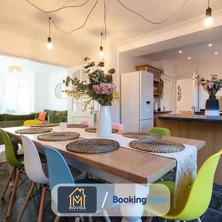 Large Modern 6 Bedroom House By Movida Group Short Lets & Serviced With Games 펜션 *