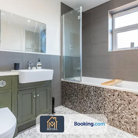 펜션 Large Modern 6 Bedroom House By Movida Group Short Lets & Serviced With Games