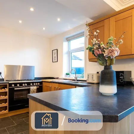 Large Modern 6 Bedroom House By Movida Group Short Lets & Serviced With Games Leeds (West Yorkshire)