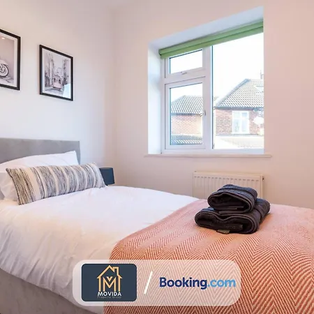 Movida Modern: 6-bedroom House With Games Holiday home