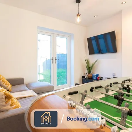 Large Modern 6 Bedroom House By Movida Group Short Lets & Serviced With Games 펜션 *