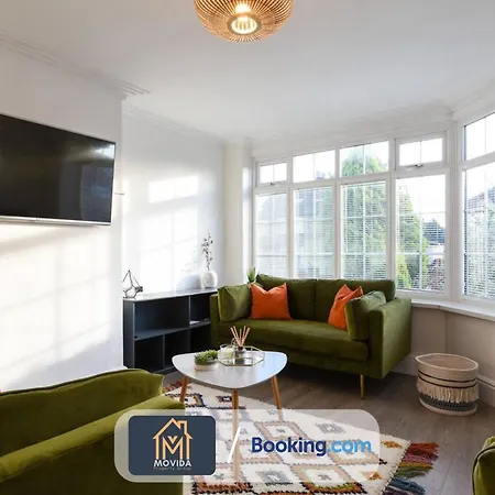 펜션 Large Modern 6 Bedroom House By Movida Group Short Lets & Serviced With Games 리즈