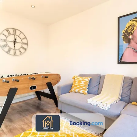 Large Modern 6 Bedroom House By Movida Group Short Lets & Serviced With Games Leeds (West Yorkshire)