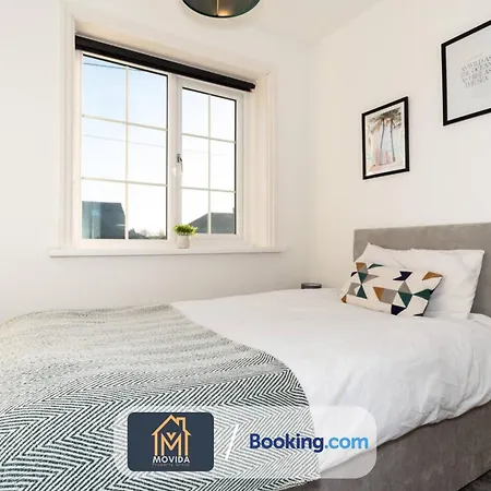 펜션 Large Modern 6 Bedroom House By Movida Group Short Lets & Serviced With Games