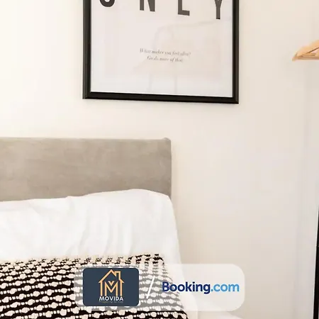 Movida Modern: 6-bedroom House With Games Holiday home Leeds (West Yorkshire)