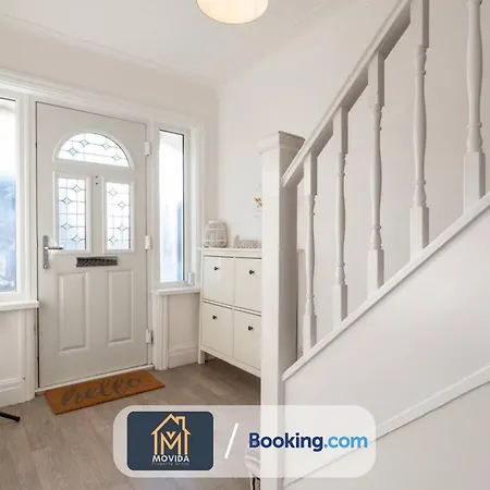 Large Modern 6 Bedroom House By Movida Group Short Lets & Serviced With Games 펜션