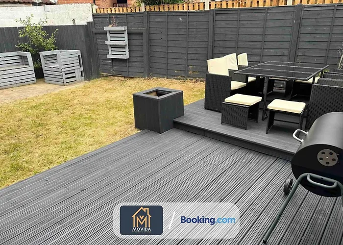 Movida Modern: 6-bedroom House With Games