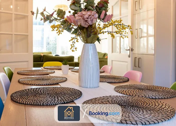 Movida Modern: 6-bedroom House With Games Leeds (West Yorkshire)