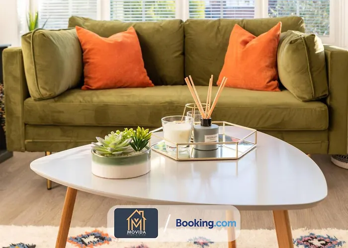 Movida Modern: 6-bedroom House With Games Holiday home