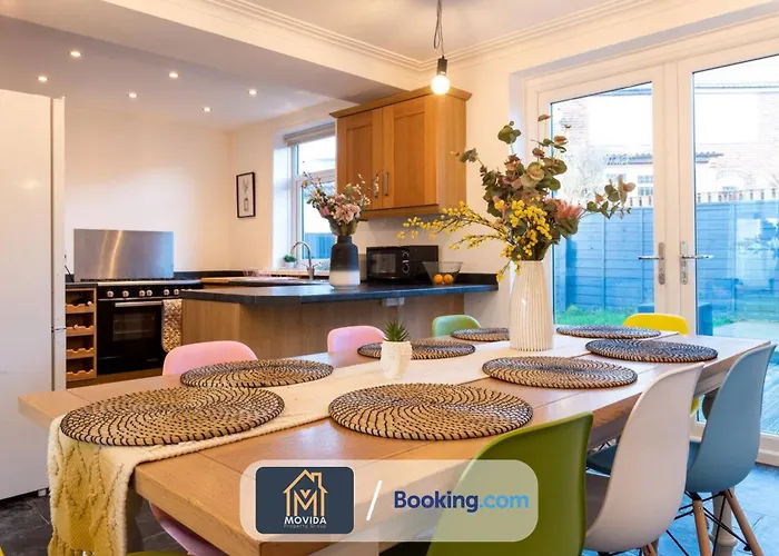 Large Modern 6 Bedroom House By Movida Group Short Lets & Serviced With Games *