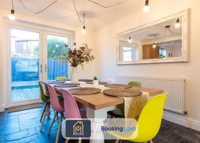 Semesterbostad Large Modern 6 Bedroom House By Movida Group Short Lets & Serviced With Games Leeds (West Yorkshire)