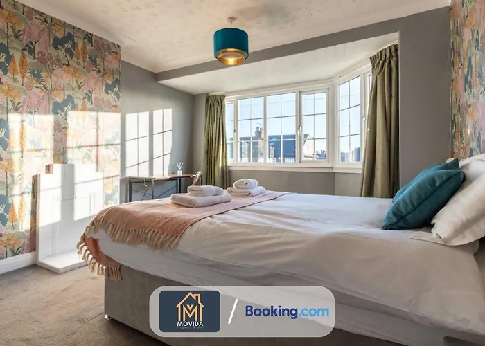 Movida Modern: 6-bedroom House With Games * Leeds (West Yorkshire)