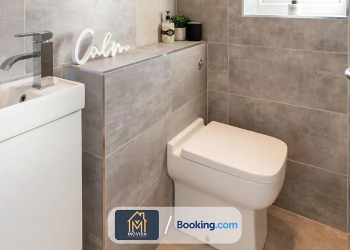 Large Modern 6 Bedroom House By Movida Group Short Lets & Serviced With Games Semesterbostad Leeds (West Yorkshire)