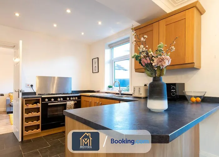 Movida Modern: 6-bedroom House With Games Leeds (West Yorkshire)