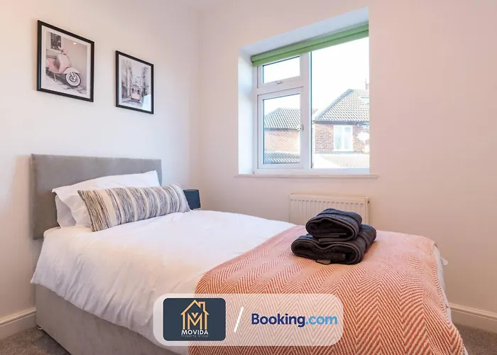 Movida Modern: 6-bedroom House With Games Holiday home