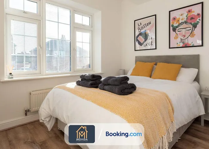 Movida Modern: 6-bedroom House With Games *