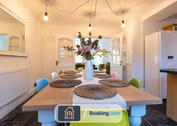 Movida Modern: 6-bedroom House With Games