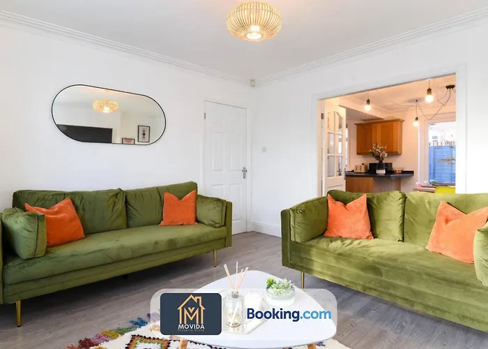 Large Modern 6 Bedroom House By Movida Group Short Lets & Serviced With Games Semesterbostad Leeds (West Yorkshire)