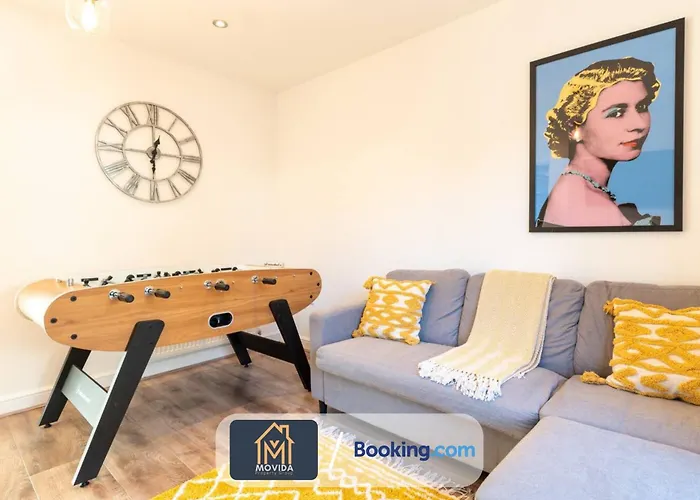 Movida Modern: 6-bedroom House With Games Leeds (West Yorkshire)