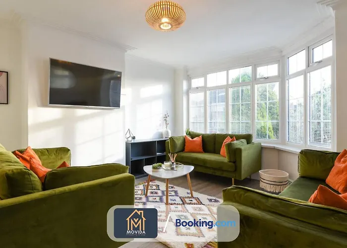 Large Modern 6 Bedroom House By Movida Group Short Lets & Serviced With Games Semesterbostad *