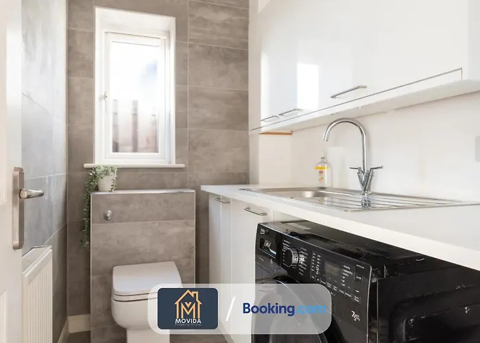 Semesterbostad Large Modern 6 Bedroom House By Movida Group Short Lets & Serviced With Games Leeds (West Yorkshire)