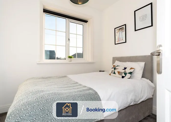 Holiday home Movida Modern: 6-bedroom House With Games