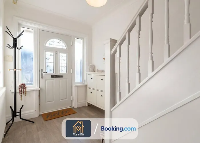 Large Modern 6 Bedroom House By Movida Group Short Lets & Serviced With Games Semesterbostad