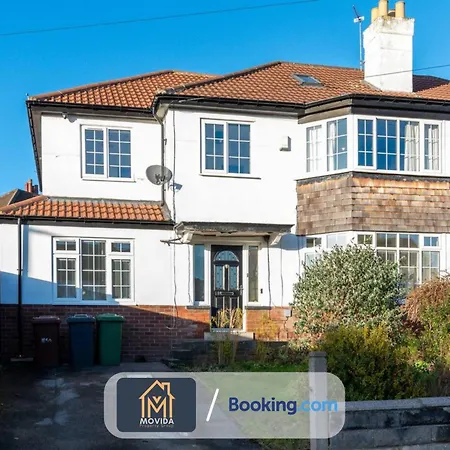 Movida Modern: 6-bedroom House With Games Holiday home *