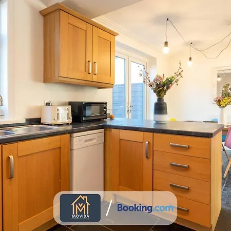 Movida Modern: 6-bedroom House With Games Holiday home Leeds (West Yorkshire)