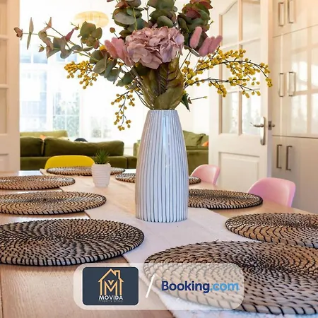 Movida Modern: 6-bedroom House With Games Leeds (West Yorkshire)