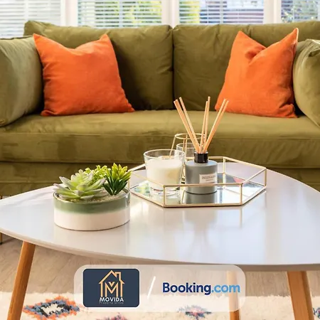 Movida Modern: 6-bedroom House With Games Holiday home