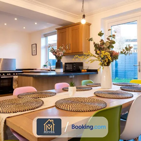 Movida Modern: 6-bedroom House With Games *