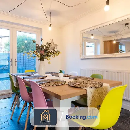 Holiday home Movida Modern: 6-bedroom House With Games Leeds (West Yorkshire)