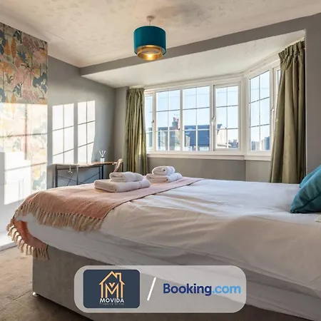 Movida Modern: 6-bedroom House With Games * Leeds (West Yorkshire)