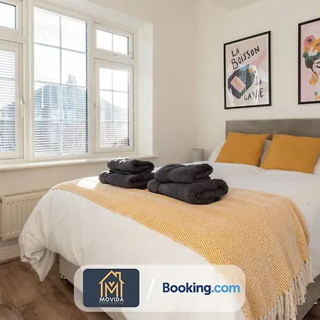 Movida Modern: 6-bedroom House With Games *