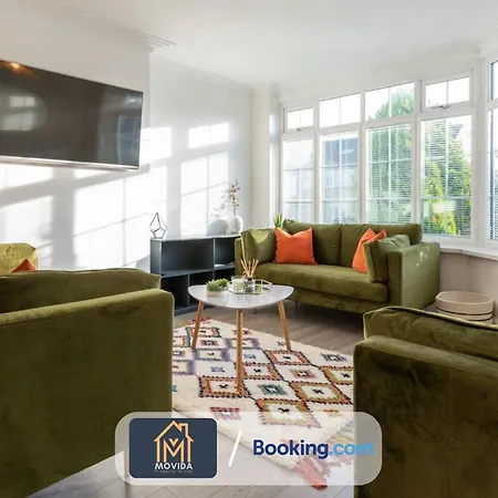 Holiday home Movida Modern: 6-bedroom House With Games