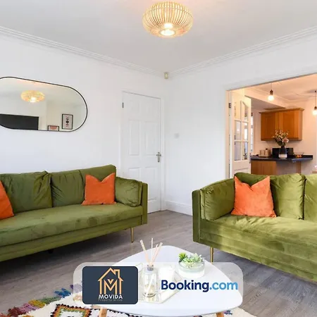 Movida Modern: 6-bedroom House With Games Holiday home Leeds (West Yorkshire)