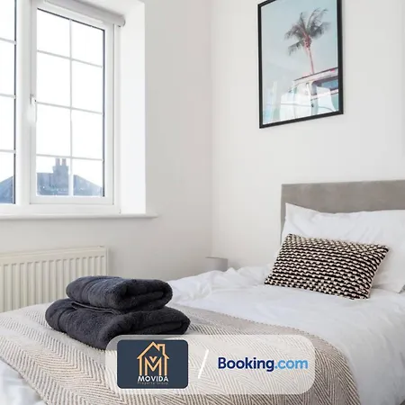 Movida Modern: 6-bedroom House With Games *