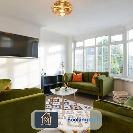 Movida Modern: 6-bedroom House With Games Holiday home *