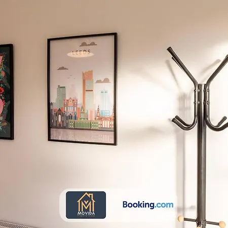 Movida Modern: 6-bedroom House With Games * Leeds (West Yorkshire)